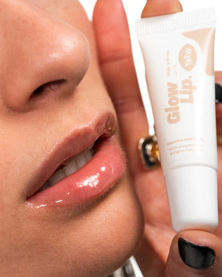 Texture of Trew Cosmetic GlowLip Hydrating Lip Oil Mirror Effect : 100% Natural